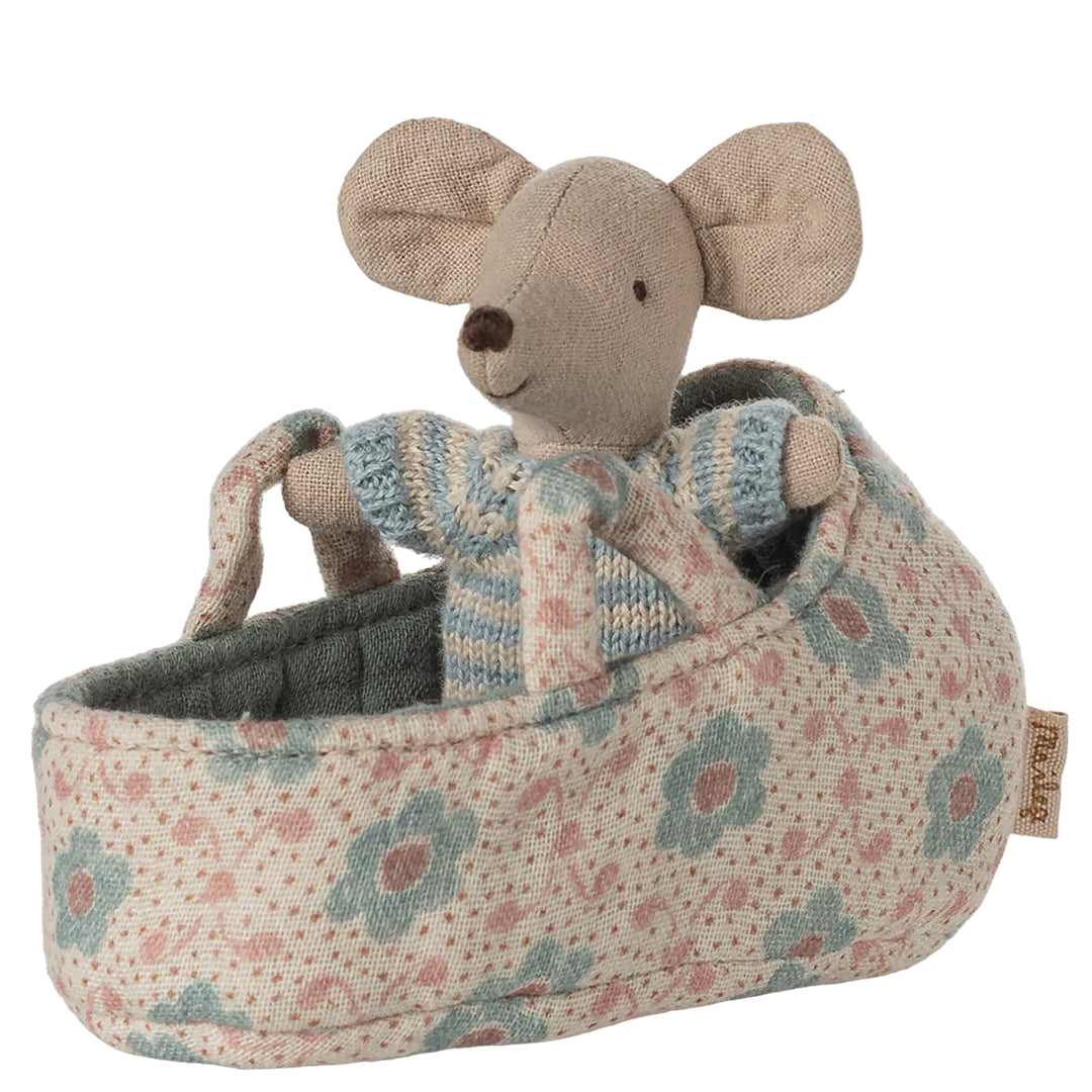 Maileg Baby muis in reiswieg, Baby Mouse in Carrycot, Blue, 9,5 cm.