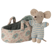 Maileg Baby muis in reiswieg, Baby Mouse in Carrycot, Blue, 9,5 cm.