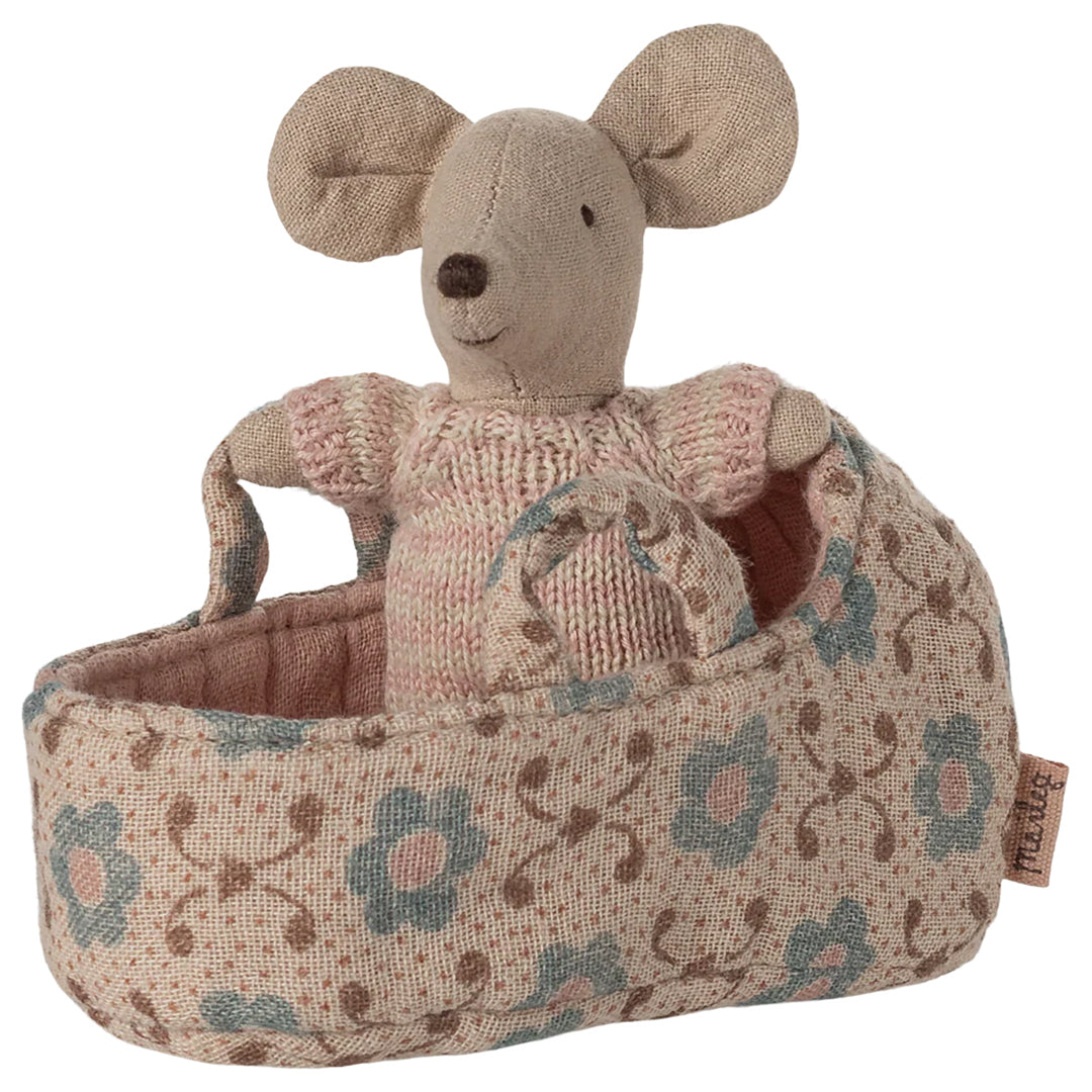 Maileg Baby muis in reiswieg, Baby Mouse in Carrycot, Rose, 9,5 cm.