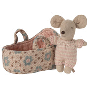 Maileg Baby muis in reiswieg, Baby Mouse in Carrycot, Rose, 9,5 cm.