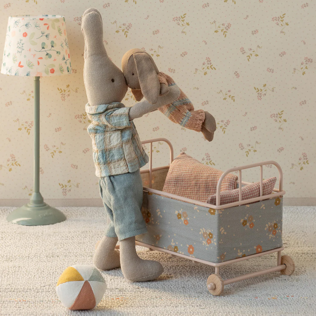 Maileg konijntje, Bunny, Micro - Brown - Dusty rose knitted suit, 12 cm