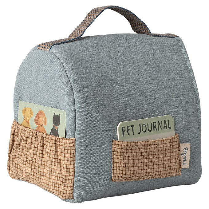 Maileg Knuffel Draagmand, Pet carrier - Dusty blue