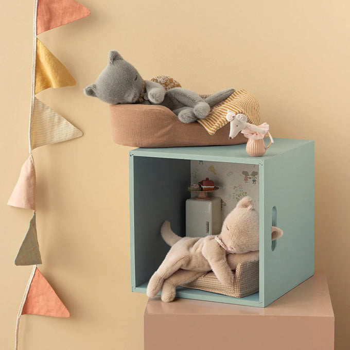 Maileg Knuffel Poes - Sleeping Kitten Plush - Small - Grey, 35 cm