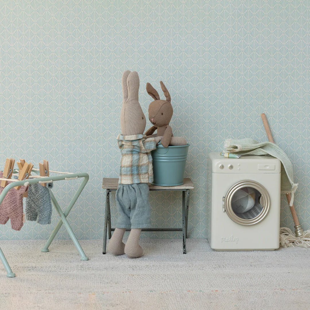 Maileg konijntje, Rabbit, Micro - Brown - Blue knitted suit, 13,5 cm