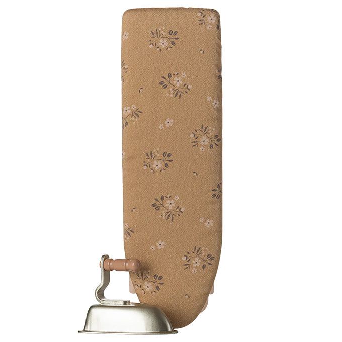 Maileg strijkplank met strijkijzer, Powder, hoogte 13cm
