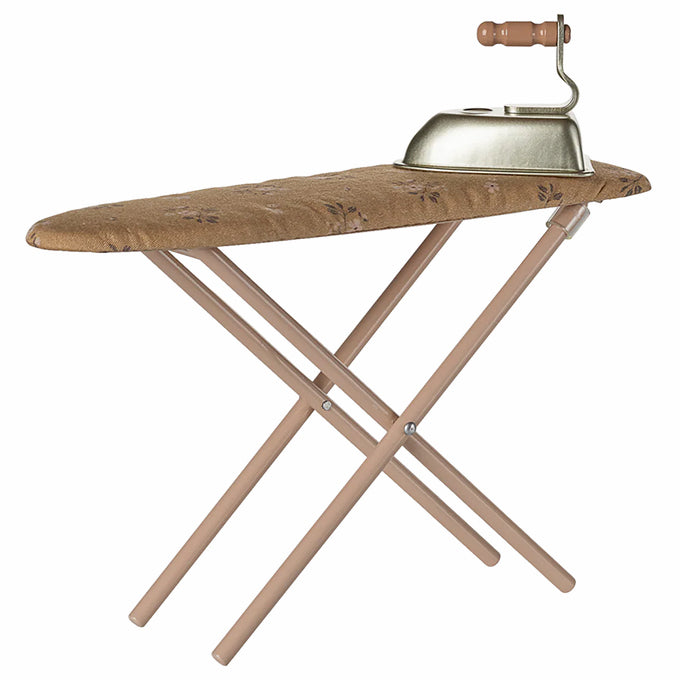 Maileg strijkplank met strijkijzer, Powder, hoogte 13cm