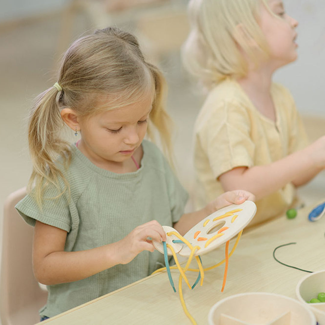 PlanToys rijgplankjes met veters in een opbergdoos