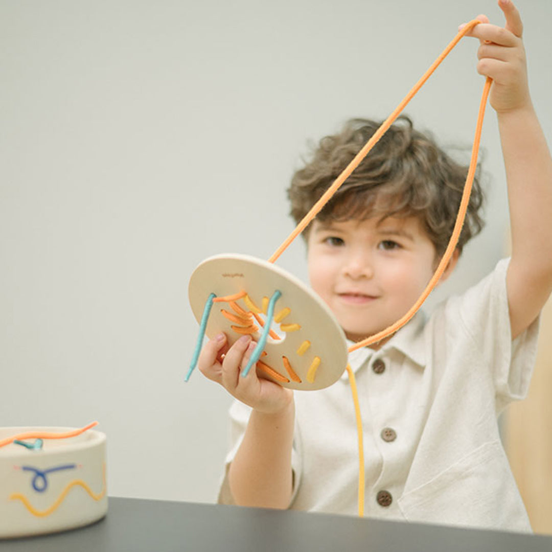 PlanToys rijgplankjes met veters in een opbergdoos